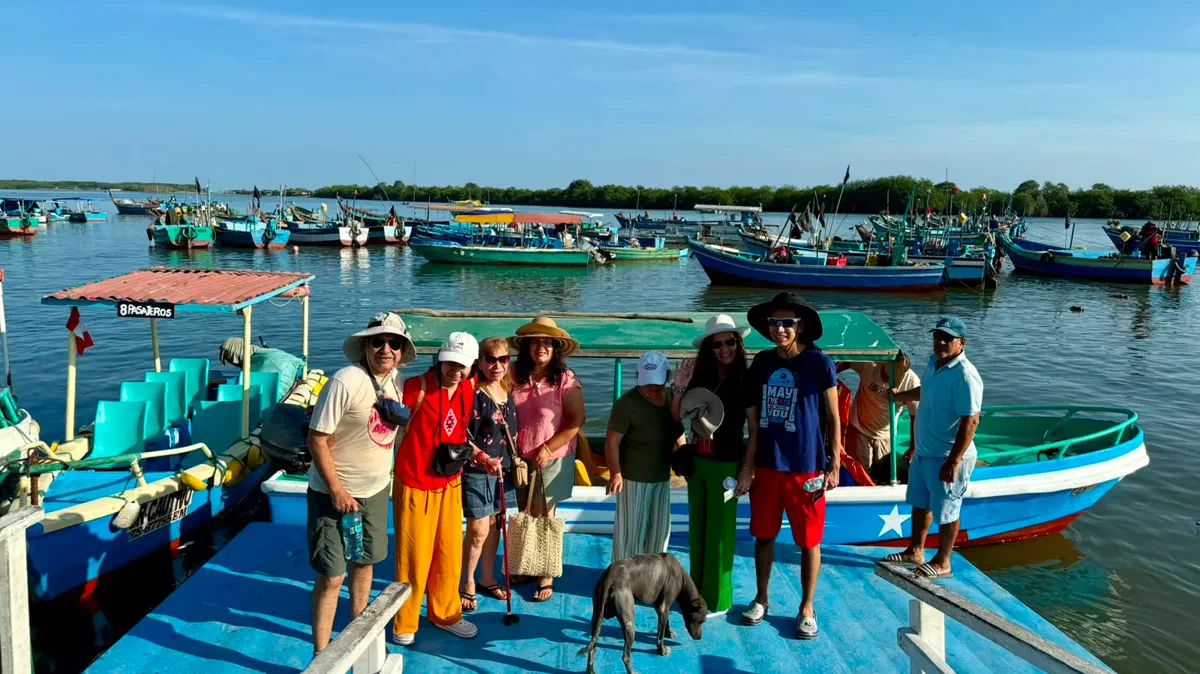 Pasajeros en Puerto Pizarro durante un traslado desde Tumbes