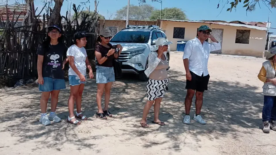 Pasajeros junto a un vehículo de traslado en Tumbes