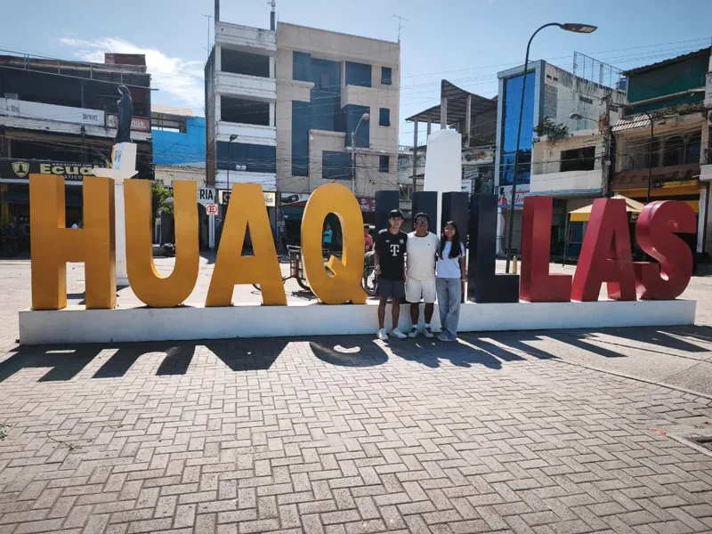 Viajeros durante una visita a Huaquillas, Ecuador