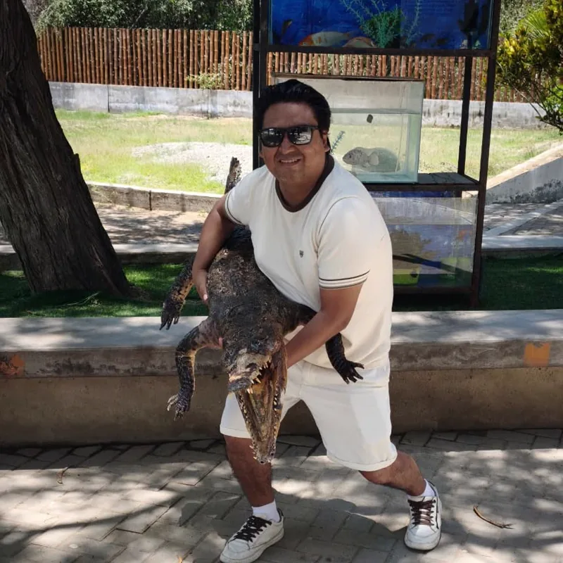 Visitante durante un recorrido por un criadero de cocodrilos en Tumbes