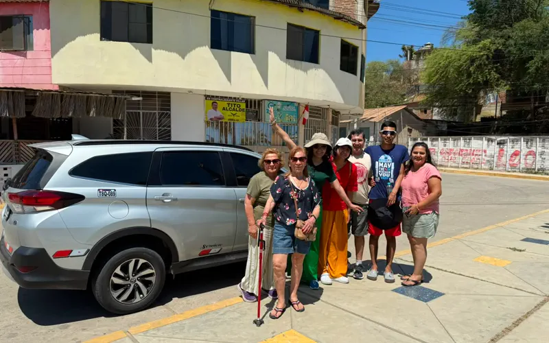 Pasajeros junto a vehículo para traslado grupal en Tumbes