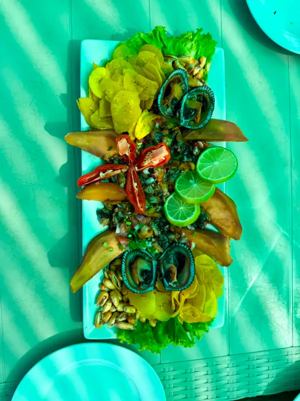 Plato de gastronomía marina servido en Puerto Pizarro