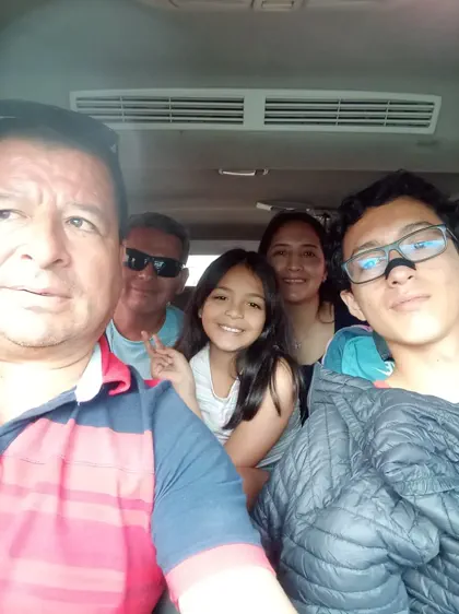 Familia viajando dentro de un vehículo de traslado en Tumbes