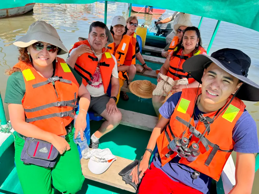 Visitantes en una embarcación de Puerto Pizarro